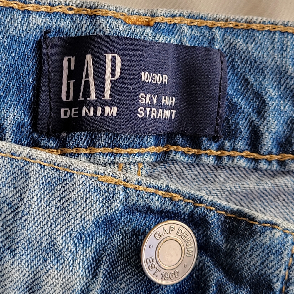 GAP Women’s Straight-Leg Jeans – Size 10 / 30R (Light Wash) - Picture 8 of 9